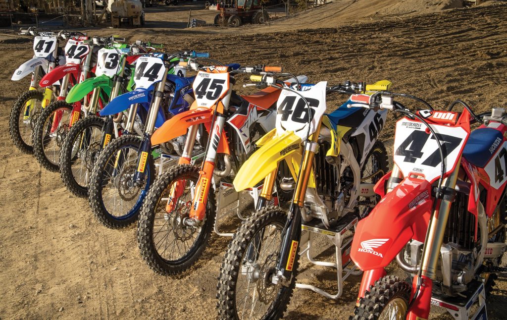 motocross aligne de plusieurs couleurs, entretiens